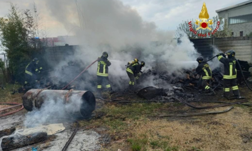 Incendio a Crescentino: al lavoro tre squadre di Vigili del Fuoco - VIDEO