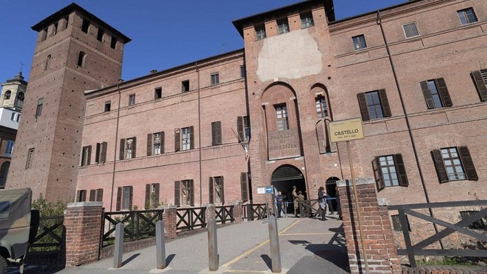 Durante la direttissima inveisce contro la giudice e aggredisce gli agenti di scorta Durante la direttissima inveisce contro la giudice e aggredisce gli agenti di scorta