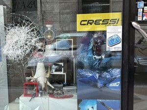 Altra vetrina infranta: questa volta ai danni di un'Ottica Altra vetrina infranta: questa volta ai danni di un'Ottica