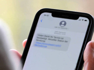 Dai cellulari al parabrezza dell'auto: la truffa viaggia veloce come un sms