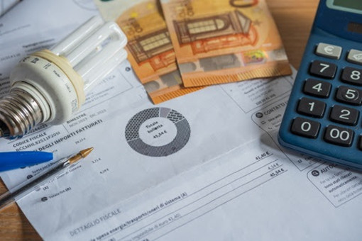 Bollette, nel 2025 un conto da 2.401 euro a famiglia
