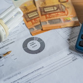 Bollette, nel 2025 un conto da 2.401 euro a famiglia