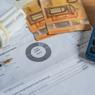 Bollette, nel 2025 un conto da 2.401 euro a famiglia