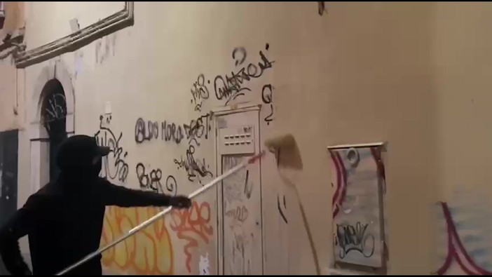 Il "giustiziere" anti-writer, Ghost Pitur in azione mentre ripulisce i muri imbrattati Il "giustiziere" anti-writer, Ghost Pitur in azione mentre ripulisce i muri imbrattati