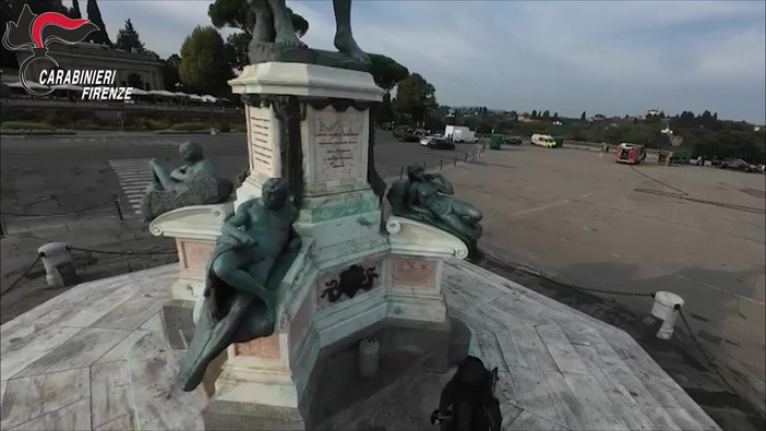 Bombola di gas sotto la copia del David a Firenze, il video delle operazioni degli artificieri Bombola di gas sotto la copia del David a Firenze, il video delle operazioni degli artificieri