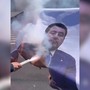 Bruciano manifesto con il volto di Salvini, la protesta degli studenti alla Sapienza Bruciano manifesto con il volto di Salvini, la protesta degli studenti alla Sapienza