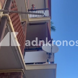 Omicidio-suicidio a Ostia, il racconto di una testimone: "Gli urlavamo 'Non ti buttare'" Omicidio-suicidio a Ostia, il racconto di una testimone: "Gli urlavamo 'Non ti buttare'"