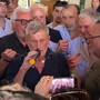 Alemanno esce dal carcere e si rimette la croce celtica al collo