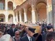 Funerali don Mazzi, l'uscita del feretro sulle note di "Io vagabondo"