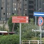 Roma, a pochi passi dalla Nuvola dell'Eur il degrado spinge i cittadini a camminare in strada Roma, a pochi passi dalla Nuvola dell'Eur il degrado spinge i cittadini a camminare in strada
