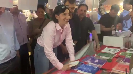 Schlein alla festa dell'Unità, applausi e selfie tra cucina e stand Schlein alla festa dell'Unità, applausi e selfie tra cucina e stand
