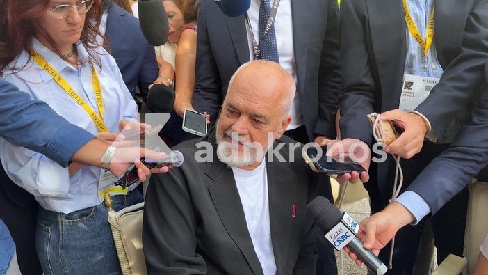 Edi Rama a Cernobbio: "La differenza tra Vannacci e Meloni? Giorgia è brava e bella" Edi Rama a Cernobbio: "La differenza tra Vannacci e Meloni? Giorgia è brava e bella"