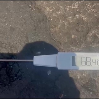 Caldo, a Roma l'asfalto sfiora i 70 gradi: la prova del termometro Caldo, a Roma l'asfalto sfiora i 70 gradi: la prova del termometro
