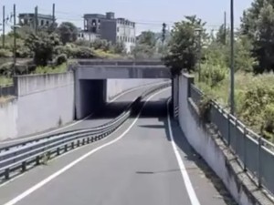 Sfalci nell'area del sottopasso, attenzione in viale Torricelli