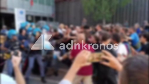 A Treviso antifascisti contro manifestazione 'Prima i trevigiani', scontri con la polizia A Treviso antifascisti contro manifestazione 'Prima i trevigiani', scontri con la polizia