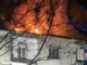 Un'immagine dell'incendio che divorò il tetto di uno stabile di via Failla