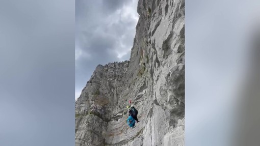 Francia, cade con il parapendio su una parete rocciosa: il soccorso incredibile in elicottero