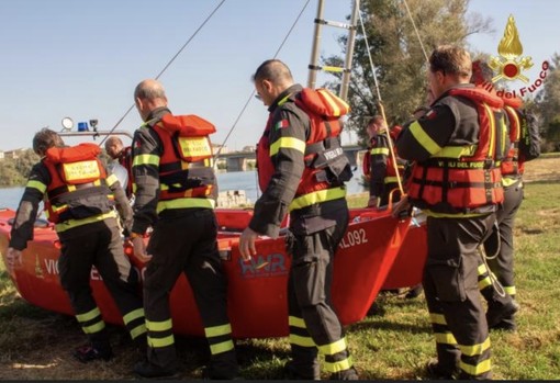 Vigili del Fuoco alla ricerca di una persona scomparsa nel fiume Sesia Vigili del Fuoco alla ricerca di una persona scomparsa nel fiume Sesia