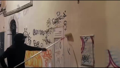 Il "giustiziere" anti-writer, Ghost Pitur in azione mentre ripulisce i muri imbrattati Il "giustiziere" anti-writer, Ghost Pitur in azione mentre ripulisce i muri imbrattati