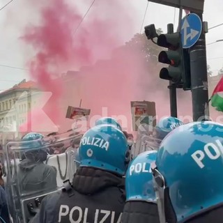 A Torino cori e fumogeni al presidio contro Vannacci: "Vattene" A Torino cori e fumogeni al presidio contro Vannacci: "Vattene"