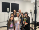 Dalla Vallotti allo studio di registrazione: due giovanissime cantano nel disco di Luisa Corna Dalla Vallotti allo studio di registrazione: due giovanissime cantano nel disco di Luisa Corna