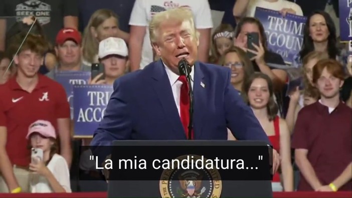 Trump e lo scherzo al comizio: "Annuncio la mia candidatura..." Trump e lo scherzo al comizio: "Annuncio la mia candidatura..."