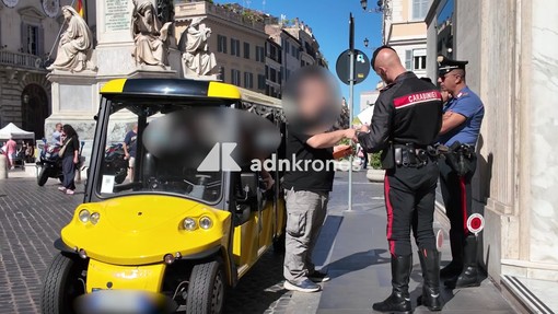 Invasione golf car a Roma, blitz e controlli dei carabinieri nel centro della Capitale
