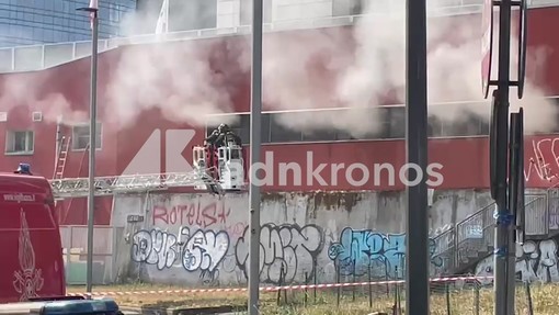 Milano, incendio alla stazione Garibaldi: fumo e uffici evacuati Milano, incendio alla stazione Garibaldi: fumo e uffici evacuati