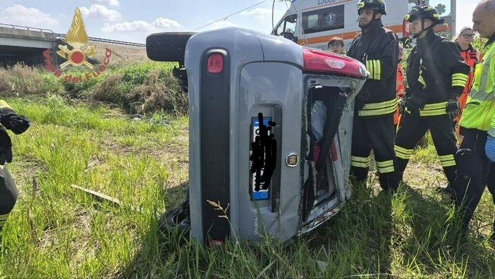 Vinzaglio, auto in un campo Vinzaglio, auto in un campo