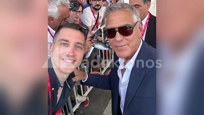 Prende due settimane di ferie per scattarsi selfie con le star, a Venezia 2026 c'è "l'acchiappavip"