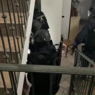Quattro arresti 4 per attentato a Ranucci, blitz dei carabinieri: le immagini dall'alto e in un appartamento Quattro arresti 4 per attentato a Ranucci, blitz dei carabinieri: le immagini dall'alto e in un appartamento