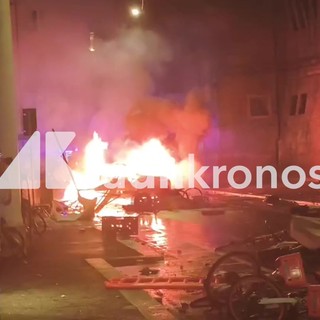 Caso Fakir, guerriglia a Bologna: barricate, lacrimogeni e auto in fiamme