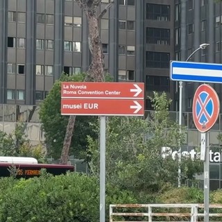 Roma, a pochi passi dalla Nuvola dell'Eur il degrado spinge i cittadini a camminare in strada Roma, a pochi passi dalla Nuvola dell'Eur il degrado spinge i cittadini a camminare in strada
