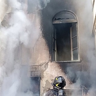 Incendio in via Dante: le fiamme partite dalle masserie accatastate in cortile
