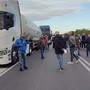 Ex Ilva Taranto, gli operai continuano a bloccare le strade: le immagini della lunga coda sulla statale