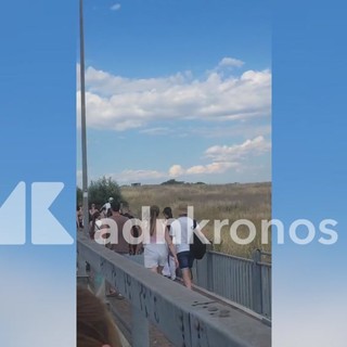 Concerto di Ultimo, il cammino dei fan da Anagnina e per i campi di Tor Vergata Concerto di Ultimo, il cammino dei fan da Anagnina e per i campi di Tor Vergata