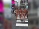 In costume e calottina per le strade di Tokyo: gli atleti della Pro Recco attraversano l'incrocio di Shibuya