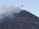 Incendio sulle montagne di Varallo: al lavoro anche elicottero e canadair - video