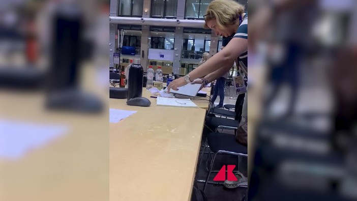 Imprevisto a Bruxelles, pioggia nella sala stampa del Consiglio europeo Imprevisto a Bruxelles, pioggia nella sala stampa del Consiglio europeo