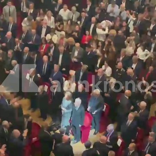 Mattarella alla Scala per i 120 anni della Cgil, il lungo applauso al suo ingresso