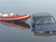 Sfiorata la tragedia a Viverone, jeep nel lago con il gommone. Il racconto: “Salvo per un soffio”