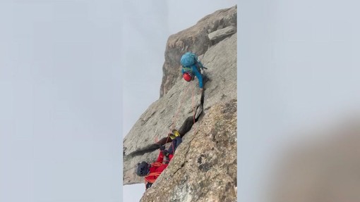 Due alpinisti bloccati sul Dente Gigante in Valle d'Aosta, le immagini dei soccorsi