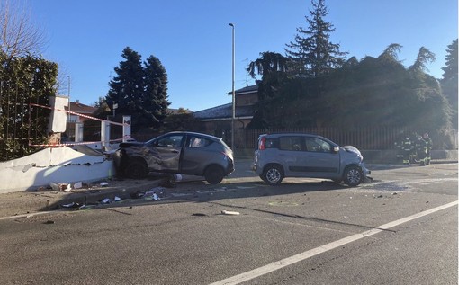 Scontro in via Bertinetti: auto finisce contro una cancellata
