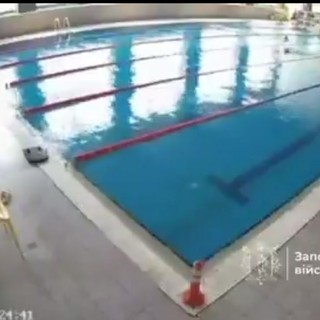 Ucraina, attacco russo su una piscina: l'esplosione nel video delle telecamere di sicurezza