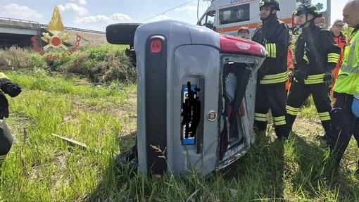 Vinzaglio, auto in un campo Vinzaglio, auto in un campo