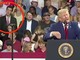 Imita Trump alle sue spalle durante un comizio, il video virale Imita Trump alle sue spalle durante un comizio, il video virale