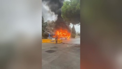 Proteste degli studenti in Francia, le immagini di un bus in fiamme a Marsiglia