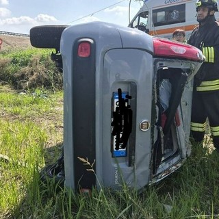Vinzaglio, auto in un campo