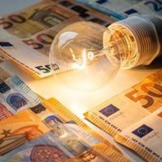 Bollette della luce, in arrivo il bonus di 55 euro contro il caro energia Bollette della luce, in arrivo il bonus di 55 euro contro il caro energia