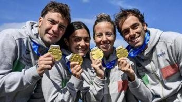 Nuoto, nel fondo a Golfo Aranci trionfo azzurro nella staffetta e il sigillo di Paltrinieri